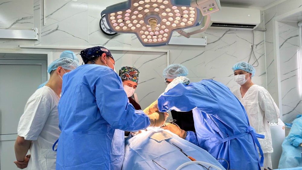 Көп бейінді облыстық аурухананың нейрохирургия бөлімшесінің дәрігерлері мастер-класс аясында (VNS) кезеген нервінің стимуляторын орнату операциясын сәтті өткізді