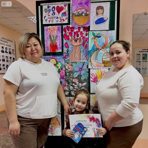 ✨ К Международному женскому дню в нашем перинатальном центре прошла удивительная выставка детских рисунков! 🎨💖